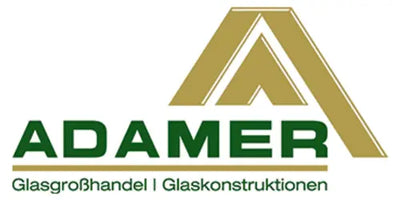 Logo mit einem stilisierten goldenen Buchstaben A über dem grünen Text ADAMER. Darunter steht in kleinerer Schrift Glasgroßhandel | Glaskonstruktionen auf weißem Hintergrund.