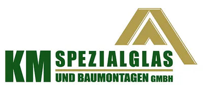 Logo für KM Spezialglas und Baumontagen GmbH mit grünem und goldenem Text. Auf der linken Seite steht in großen grünen Lettern KM, auf der rechten Seite befindet sich eine stilisierte goldene Dachform über dem Firmennamen.