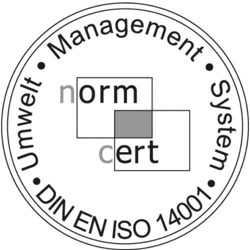 Ein kreisförmiges Zertifizierungslogo mit dem Schriftzug Umwelt Management System - DIN EN ISO 14001 am Rand und sich überlappenden Kästchen mit den Texten Norm und Cert in der Mitte.