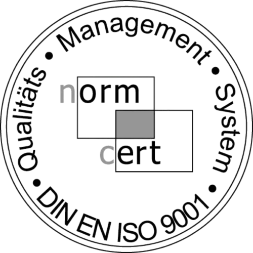 Ein kreisförmiges Logo, das am Rand das Qualitätsmanagementsystem und die DIN EN ISO 9001 zeigt, mit sich überschneidenden Kästchen mit den Bezeichnungen Norm und Cert in der Mitte.